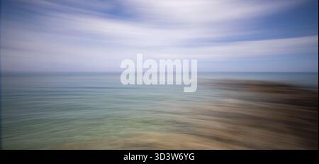 Paesaggio marino astratto con onde sfocate e nuvole striate. Fondo d'acqua naturale Foto Stock