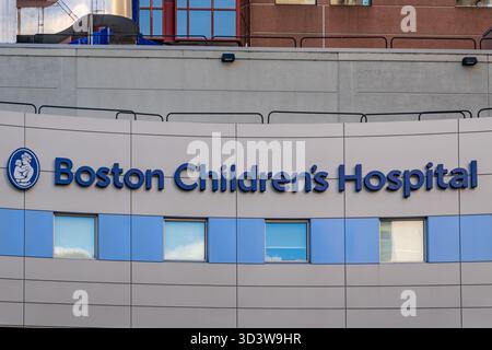 Boston, Massachusetts, US-26 ottobre 2025: Cartello all'ingresso del famoso Boston Children's Hospital. Foto Stock
