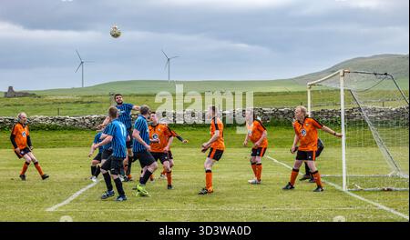 La squadra di calcio amatoriale dei Papay gioca contro Sanday nella Orkney Amateur Football Association League (Orcadian Parish Cup), Pierowall, Westray, Scozia, Regno Unito Foto Stock