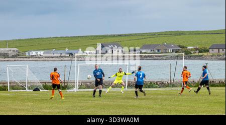 La squadra di calcio amatoriale dei Papay gioca contro Sanday nella Orkney Amateur Football Association League (Orcadian Parish Cup), Pierowall, Westray, Scozia, Regno Unito Foto Stock