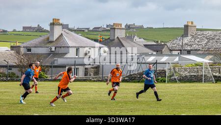 La squadra di calcio amatoriale dei Papay gioca contro Sanday nella Orkney Amateur Football Association League (Orcadian Parish Cup), Pierowall, Westray, Scozia, Regno Unito Foto Stock