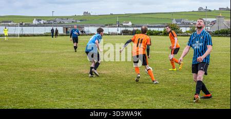 La squadra di calcio amatoriale dei Papay gioca contro Sanday nella Orkney Amateur Football Association League (Orcadian Parish Cup), Pierowall, Westray, Scozia, Regno Unito Foto Stock