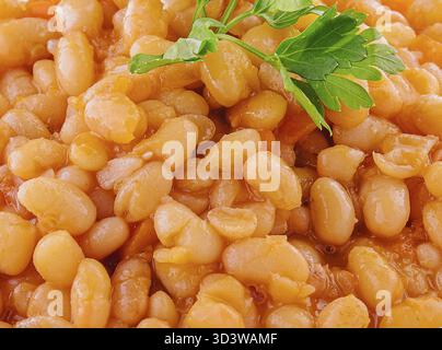 Cibo, fagioli bolliti con pomodoro e spezie da vicino Foto Stock
