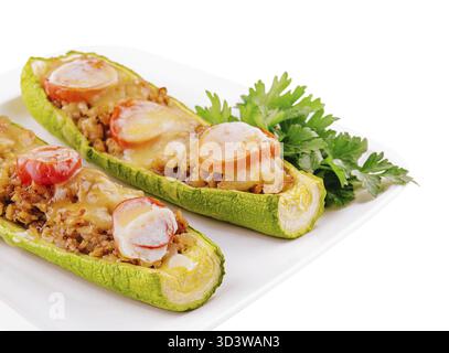 Cibo, zucchine ripiene di carne, verdure e formaggio Foto Stock