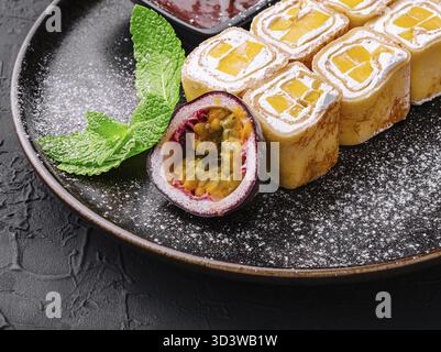 Cibo, deliziosi panini di sushi alla frutta in pancake con formaggio fresco Foto Stock