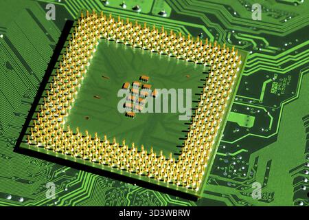 Primo piano macro di microchip e pin sulla scheda madre del processore del PC della CPU Foto Stock