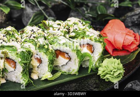Cibo, panini di sushi con salmone, formaggio spalmabile con alghe Foto Stock