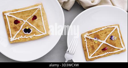 Concetto di cibo, pancake con viso panna acida Foto Stock