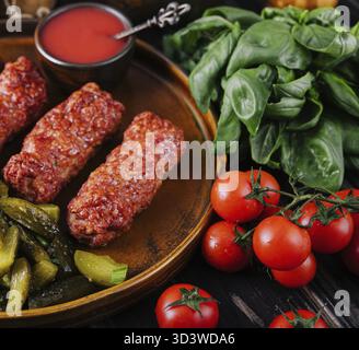 Cibo, involtini di carne mititei o mici cibo tradizionale rumeno Foto Stock