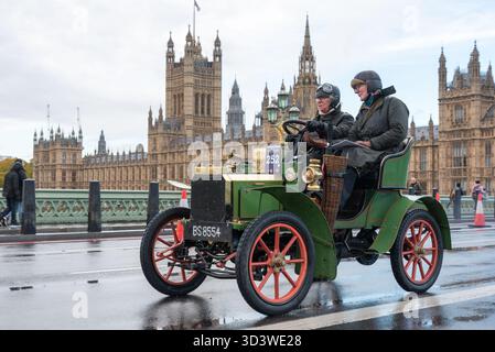 1904 Peugeot auto storica che partecipa alla corsa di auto veterano da Londra a Brighton del 2025, guidando attraverso Westminster, Londra, Regno Unito Foto Stock