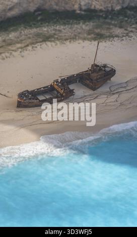 Relitto di una nave di contrabbandieri sulla spiaggia in corrispondenza del fondo della stupefacente Shipwreck Cove, Zante Island, Grecia Foto Stock