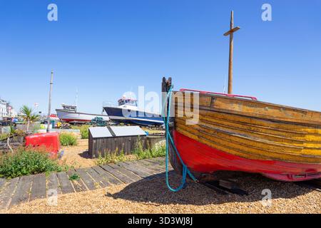 Deal Kent - barche da pesca rimorchiate e ormeggiate sulla spiaggia di Deal Castle o Deal Beach Deal Kent Inghilterra Regno Unito GB Europa Foto Stock