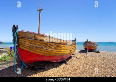 Deal Kent - barche da pesca rimorchiate e ormeggiate sulla spiaggia di Deal Castle o Deal Beach Deal Kent Inghilterra Regno Unito GB Europa Foto Stock