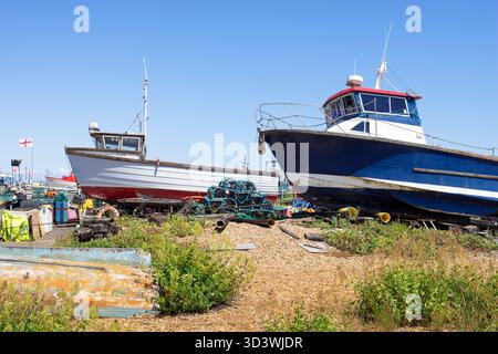 Deal Kent - barche da pesca rimorchiate e ormeggiate sulla spiaggia di Deal Castle o Deal Beach Deal Kent Inghilterra Regno Unito GB Europa Foto Stock