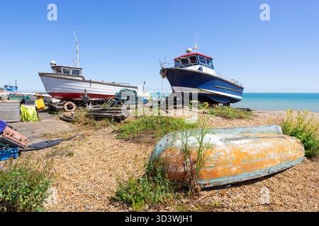Deal Kent - barche da pesca rimorchiate e ormeggiate sulla spiaggia di Deal Castle o Deal Beach Deal Kent Inghilterra Regno Unito GB Europa Foto Stock