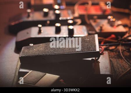 Gli effetti Wah-Wah pedalano su un palco Foto Stock