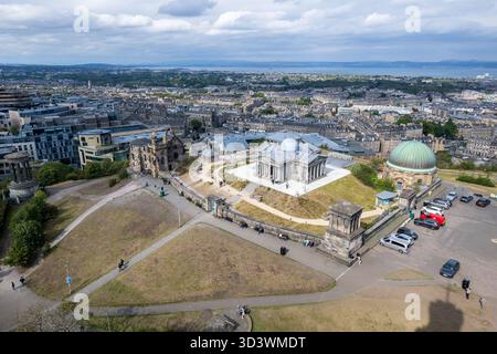 Vista sulla skyline di Edimburgo dalla cima del Monumento a Nelson, Calton Hill, Edimburgo, Scozia, Regno Unito Foto Stock