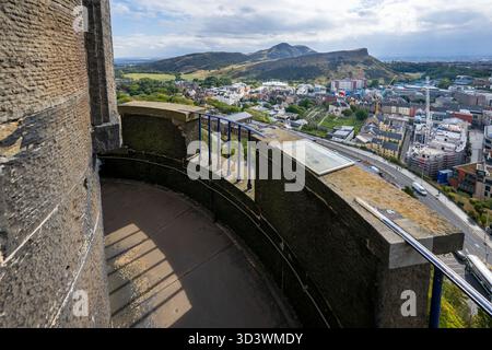 Vista sulla skyline di Edimburgo dalla cima del Monumento a Nelson, Calton Hill, Edimburgo, Scozia, Regno Unito Foto Stock