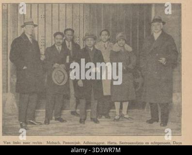 Questa immagine di circa 1928 mostra Pamontjak, Hatta e altri individui in un gruppo. Mette in evidenza il loro legame con gli eventi storici dell’epoca e il loro ruolo nello sviluppo politico della regione. Foto Stock