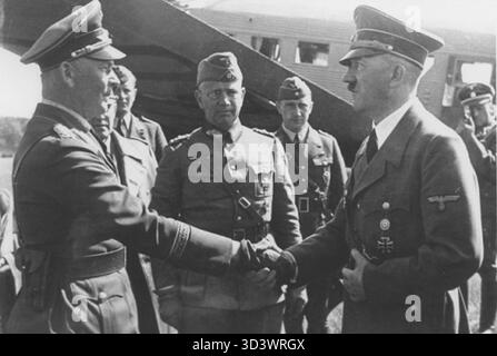 Una fotografia del 1939 che mostra Wolfram von Richthofen che saluta Adolf Hitler alla fine della campagna di Polonia. Il generale Walter von Reichenau si trova al centro con un monocle. Foto Stock