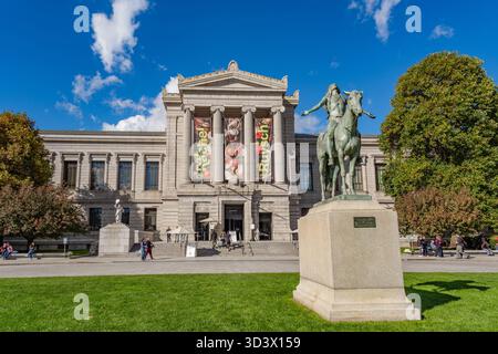 Boston, ma, US-26 ottobre 2025: Ingresso anteriore del famoso Museo delle Belle Arti conosciuto come MFA nella zona di Huntington di Boston. Foto Stock