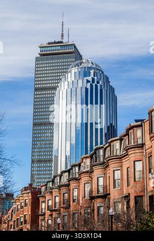 Boston, Massachusetts, US-26 ottobre 2025: Grattacieli nel centro città visti dal South End con storiche case in mattoni di epoca vittoriana. Foto Stock