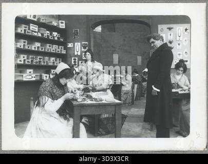 Una scena da *Les Misérables* (1911-1912), diretta da Albert Capellani, che mostra Fantine e M. Madeleine in un momento drammatico. Questo film è stato prodotto dalla Pathé-Frères e distribuito in più episodi. Foto Stock