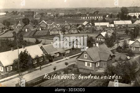 Questa immagine del 1937 mostra Kaisiadorys, una città in Lituania, presa dalla torre della cattedrale. Offre una vista panoramica dell'area circostante. Foto Stock