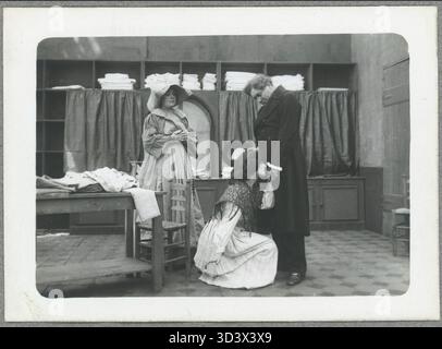 Una scena del film del 1911-1912 "Les Misérables" di Albert Capellani, raffigurante M. Madeleine e Fantine. Il film è stato prodotto per Pathé-Frères dalla SCAGL, illustrando temi di gratitudine e redenzione. Foto Stock