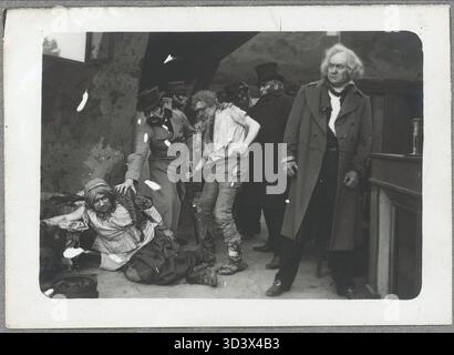 In questa scena del film del 1911-1912 "Les Misérables", l'ispettore Javert arresta Thénardier e la banda Patron-Minette. Prodotto da SCAGL per Pathé-Frères, questo adattamento cinematografico descrive i momenti chiave del romanzo di Victor Hugo. Foto Stock
