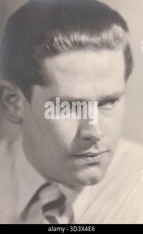 Un ritratto del tenore tedesco Herbert Hess, scattato nel suo atelier a Francoforte durante gli anni '1940, che mostra la sua professione di cantante classica. Hess ebbe una notevole carriera nei teatri d'opera europei. Foto Stock