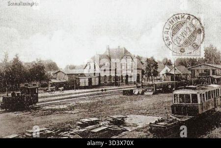 Questa immagine mostra la stazione ferroviaria di Smalininkai, scattata nella prima metà del XX secolo. L'identità del fotografo rimane sconosciuta. Foto Stock