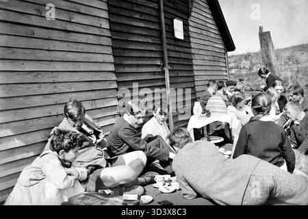 Questa immagine, intorno al 1928, mostra il Dr. Paul Reiner (secondo da sinistra) e il preside Martin Luserke (indietro a destra) alla "Schule am Meer" sull'isola di Juist. Anche la figlia del Dr. Reiner, Ruth, è presente nella foto. Foto Stock