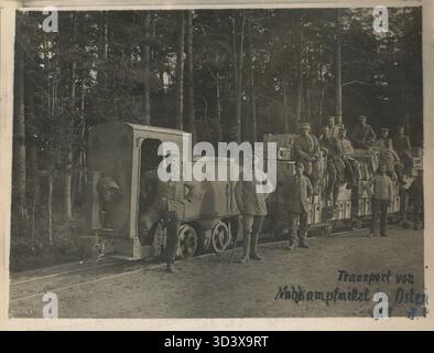 Una fotografia storica del 15 settembre 1917, raffigurante il trasporto di materiale da combattimento ravvicinato in Oriente, utilizzando una locomotiva a benzina e una ferrovia da campo del Landwehr Infantry Regiment 46, 4th Company. Foto Stock