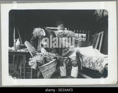 Una scena del film del 1911-1912 "Les Misérables" di Albert Capellani, con Jean Valjean, Cosette e Fauchelevent. Il film è stato prodotto da SCAGL e Pathé-Frères, raffigurando momenti chiave del romanzo di Victor Hugo. Foto Stock
