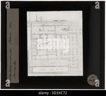 Questa diapositiva in vetro, risalente al 1924-1932 circa, mostra la pianta architettonica del tempio Medamud di Montu. Fornisce informazioni sulla disposizione e la struttura del tempio come si è capito durante gli scavi. Foto Stock