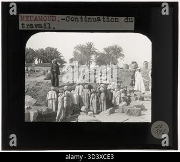 Una diapositiva di vetro del 1924-1932 circa che cattura i lavoratori al Tempio di Montu a Medamud durante i lavori di scavo, evidenziando il lavoro attivo nel sito. Foto Stock