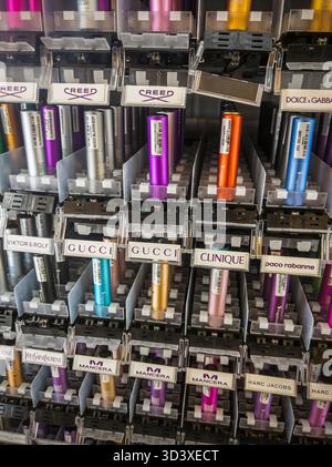 Distributore automatico a New York, che vende campioni di profumi e colognes di dimensioni da viaggio sabato 25 ottobre 2025. (© Richard B. Levine) Foto Stock
