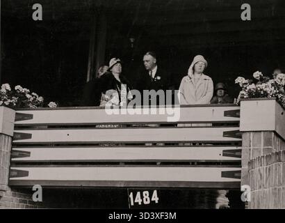 La regina Guglielmina e la principessa Giuliana visitano i Giochi Olimpici di Amsterdam del 1928. Foto Stock