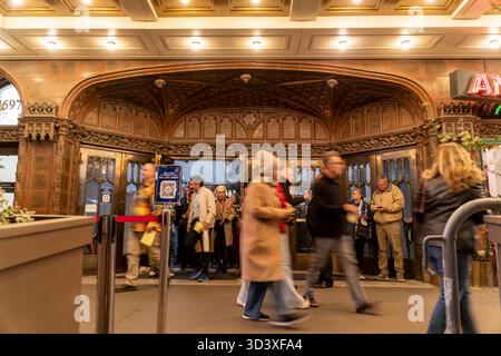 L'ed Sullivan Theater sgobba il pubblico del cancellato The Late Show with Stephen Colbert dopo la registrazione di mercoledì 29 ottobre 2025. (© Richard B. Levine) Foto Stock