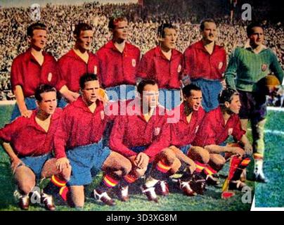 Selección de España - Temporada 1949-50 - Gonzalvo II, Gonzalvo III, Puchades, Asensi, Riera e Ignacio Eizaguirre; Basora, Molowny, Zarra, Panizo y Gainza - España 5 (Zarra 2, Basora, Panizo y Molowny) PORTOGALLO 1 (Cabrita) - 02/04/1950 - Mundial de 1950, clasificación - Madrid, estadio de Chamartín - Alineación Puchades; Basora, Luis Molowny, Zarra, Panizo y Gaínza Foto Stock