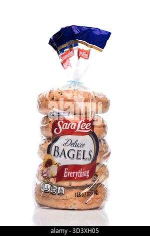 IRVINE, CALIFORNIA - 07 novembre 2025: Una borsa di Sara Lee Everything Bagels. Foto Stock
