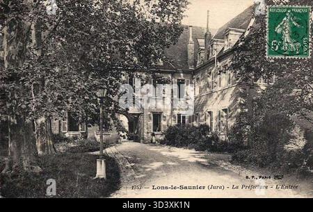 Una fotografia del 1913 della Préfecture di Lons-le-Saunier, la sede amministrativa della regione, che mette in evidenza l'architettura del governo francese dell'inizio del XX secolo. Foto Stock