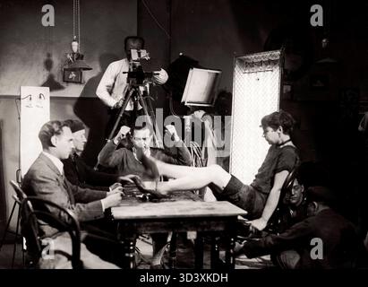Nel 1928 è stata scattata una foto dietro le quinte del film "Spione" (spie). Mostra un primo piano di gambe e Fritz Lang dirige con pugni rialzati. Foto Stock