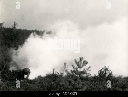 L'esercito olandese manovra nel 1925 sulla Veluwe. Un "generatore di fumo" crea una barriera di fumo durante gli esercizi. Foto Stock
