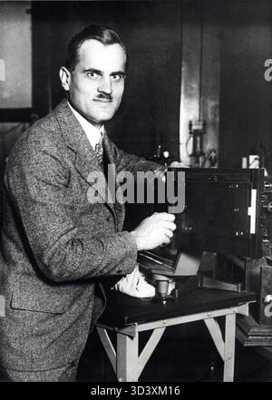 Il professor Arthur Holly Compton, Premio Nobel per la fisica nel 1927, è stato fotografato nel 1927, anche se il luogo non è noto. Il suo lavoro rivoluzionario nel campo della fisica gli valse il premio Nobel. Foto Stock