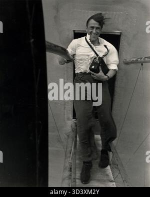 Nel 1936, il dirigibile L.Z.129 Hindenburg fu completato presso il cantiere navale di Friedrichshafen in Germania. L'Hindenburg era pieno di idrogeno ed era molto più grande del Graf Zeppelin. Questa foto mostra un fotografo sulla passerella tra lo scafo dell'Hindenburg e la gondola del motore durante il suo primo volo in Sud America. Foto Stock