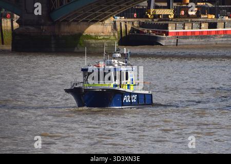 Londra, Regno Unito. 1 novembre 2025. Una nave della polizia sul Tamigi. Crediti: Vuk Valcic/ Alamy Foto Stock
