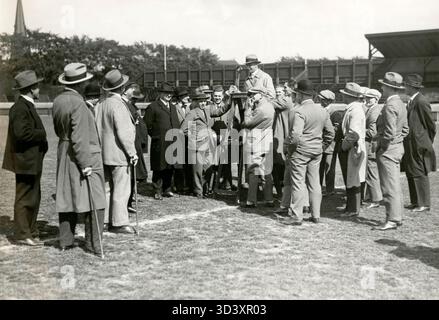 Harry Dénis, capitano della nazionale olandese di calcio, viene visto parlare al microfono prima della partita contro la Danimarca a Copenaghen, 1927. Foto Stock