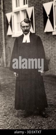 Nel novembre 1922, l'ex imperatore Guglielmo II di Hohenzollern (1859-1941) sposò la principessa Erminia di Reuss zu Greiz (1887-1947) a Doorn. La foto mostra il dottor Vogel, predicatore di corte di Potsdam, che esegue la cerimonia civile. Foto Stock